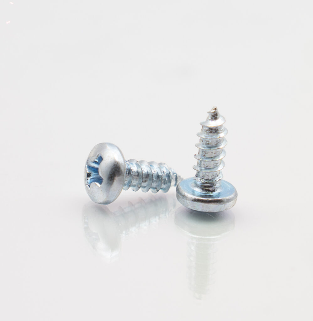 zdjęcie produktowe zawiesia do obrazu na czystym białym tle z odbiciem.