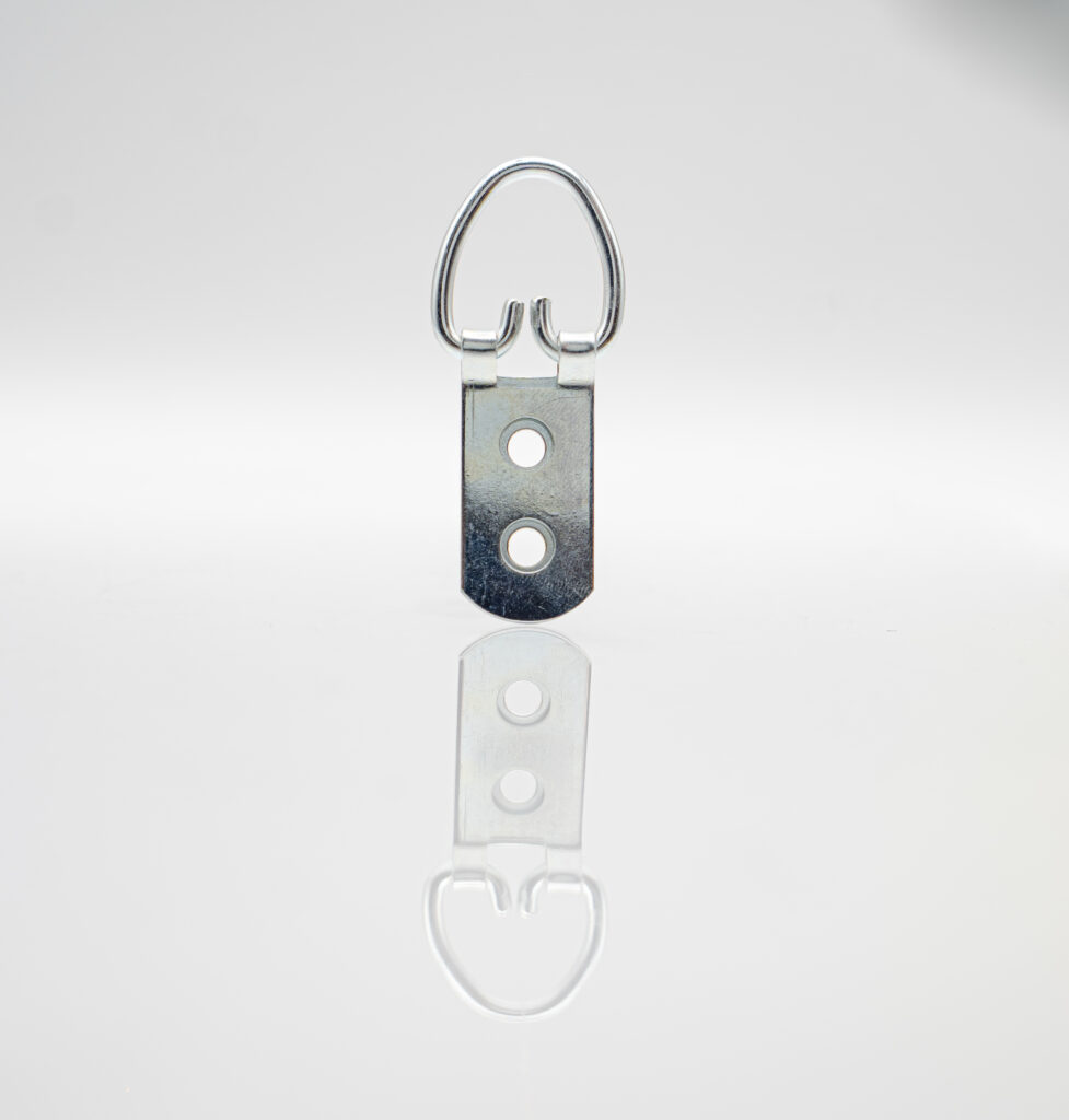 zdjęcie produktowe zawiesia do obrazu na czystym białym tle z odbiciem.