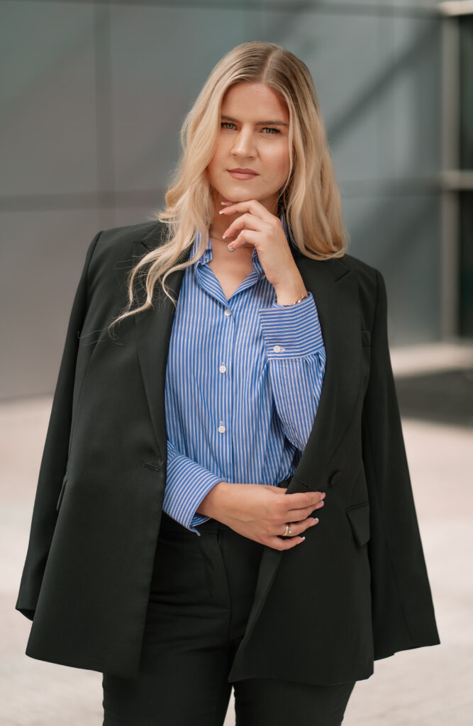 elegancki portret biznesowy przed nowoczesnym budynkiem w Szczecinie