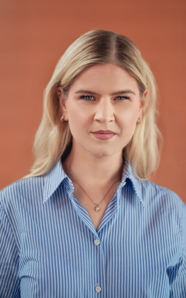 elegancki portret biznesowy przed nowoczesnym budynkiem w Szczecinie