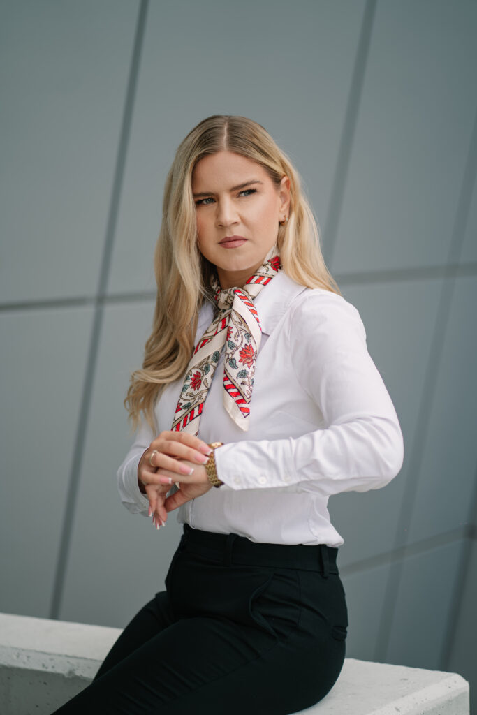 elegancki portret biznesowy przed nowoczesnym budynkiem w Szczecinie