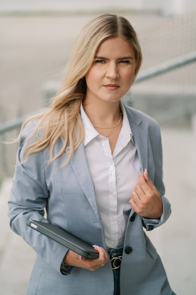 elegancki portret biznesowy przed nowoczesnym budynkiem w Szczecinie