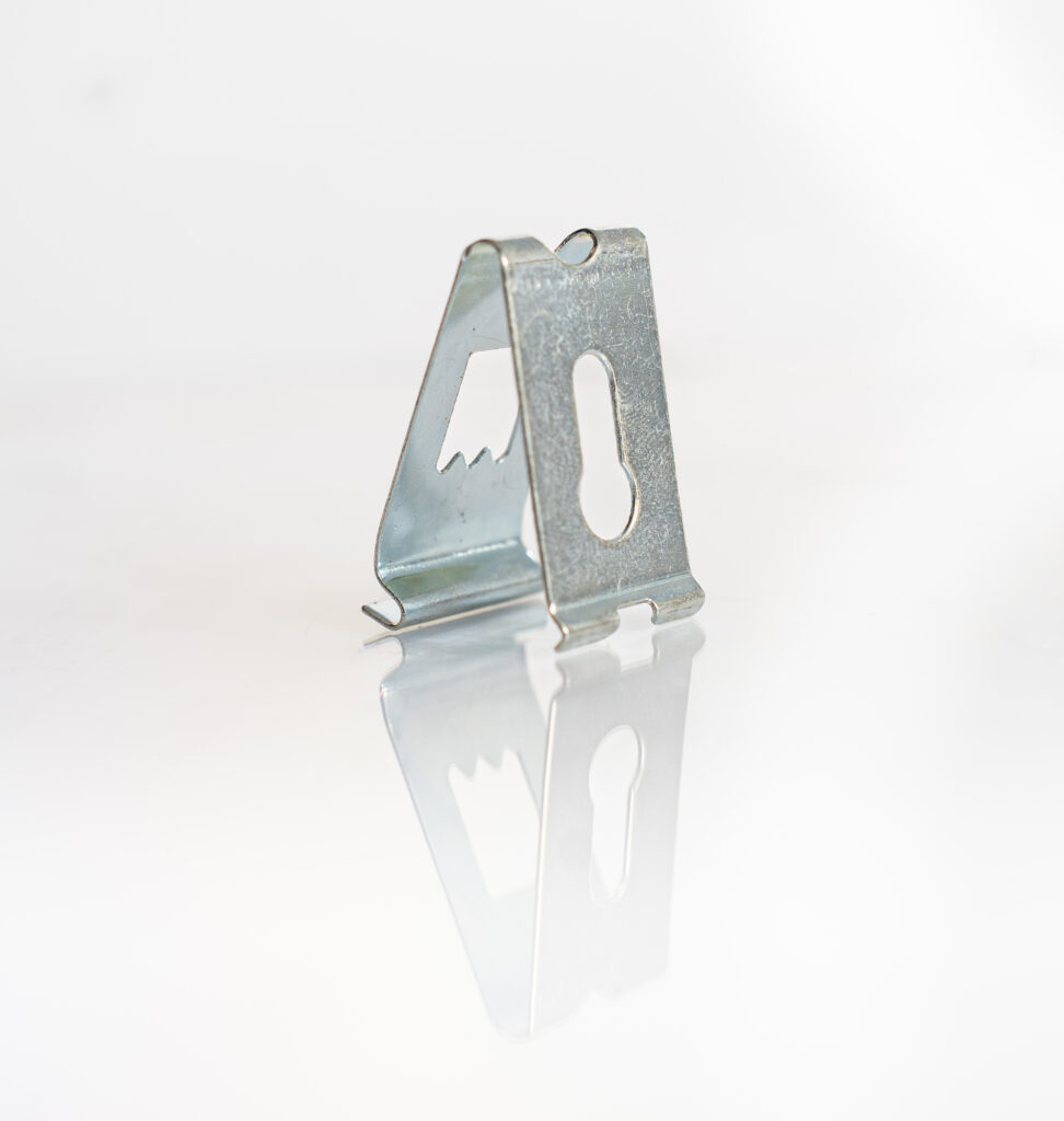 zdjęcie produktowe zawiesia do obrazu na czystym białym tle z odbiciem.