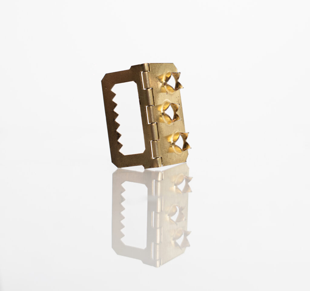 zdjęcie produktowe zawiesia do obrazu na czystym białym tle z odbiciem.