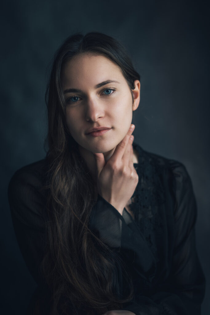 miękkie światło ciepła kolorystyka minimalistyczne tło fotografia fine art portret studyjny pastelowe kwiaty estetyka naturalna