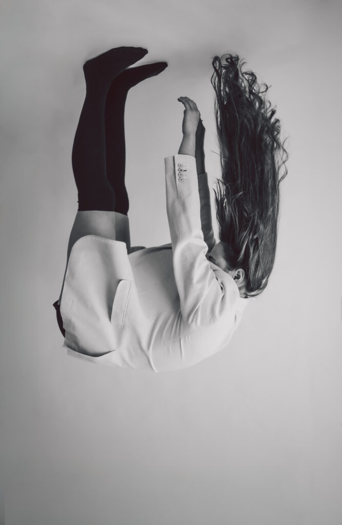 upadek zawieszenie utrata kontroli wolność napięcie dekonstrukcja siła kobiecości transformacja przełamanie schemató